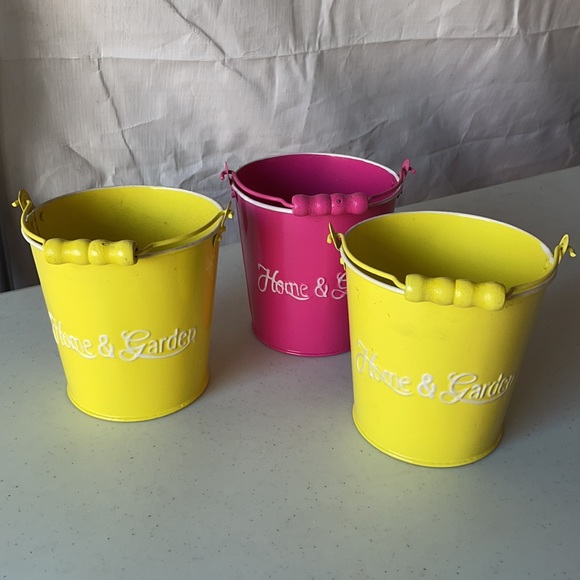 Set of 3 Cute Metal Pails Home and Garden Planters - Picture 5 of 5